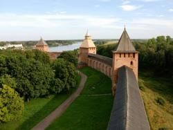 Стены и башни Кремля в Великом Новгороде